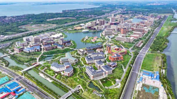 乘坐红色小火车访问华为练秋湖研发中心：天下级科创小镇正走进大家视线