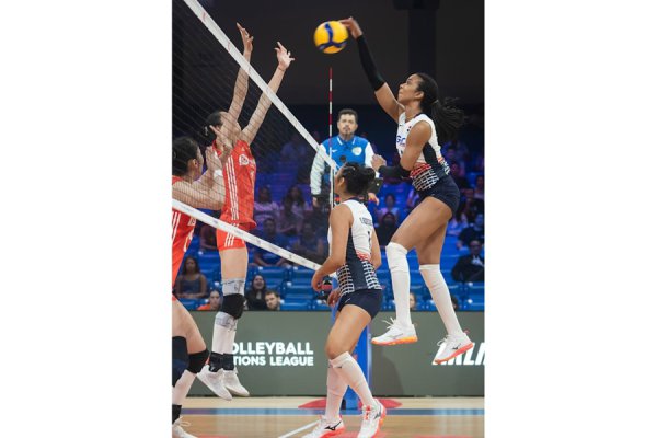 中国女排依靠拦防移交压力，五局大战逆转多米尼加获阿灵顿站开门红