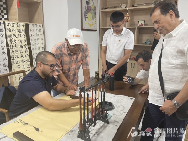 “我要把这份好意思好的牵挂带回阿尔及利亚”——阿尔及利亚媒体学者代表团参访新疆